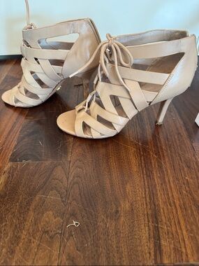 Pour la Victoire Nude/Taupe Strappy Lace-Up Heeled Sandals size 8